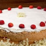 How to make a delicious strawberry cake with elderflower cream
