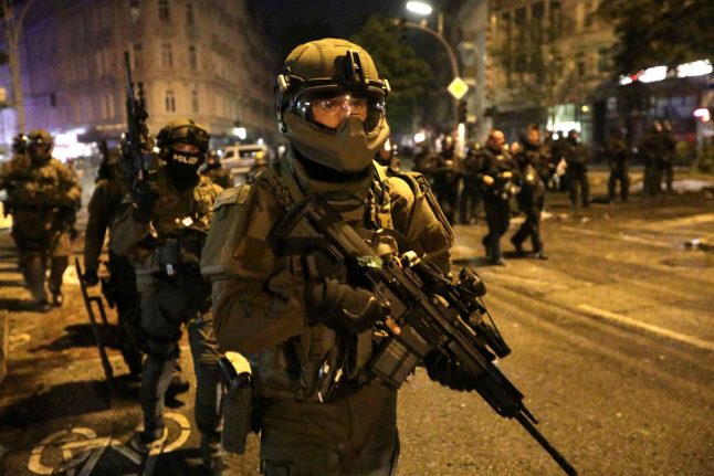Special forces deployed, as rioters plunder shops in left-wing Hamburg neighbourhood