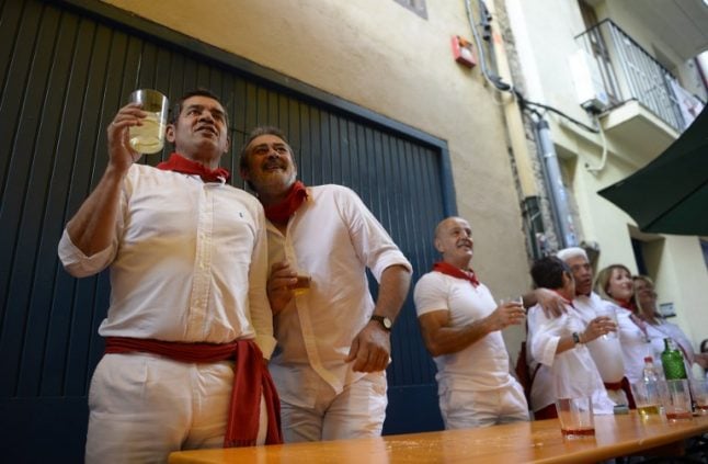 Police stop Italians from doing a runner at San Fermin…and make them leave a tip