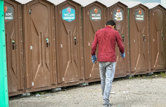 France provides toilets and taps for Calais migrants