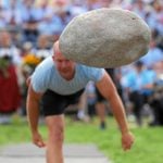Competitors throw the Unspunnen stone, which weighs 83.5kg.Photo: Photo: Andy Mettler/Swiss-image.ch