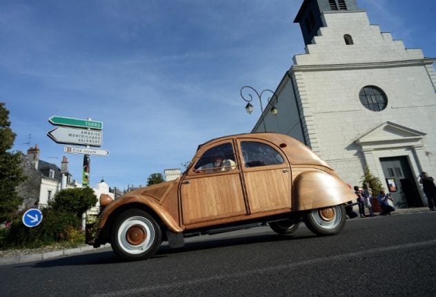 VIDEO: Frenchman takes his wooden Citroën 2CV out for a spin