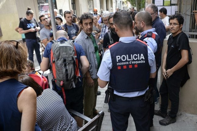 Police seal off 1,300 polling stations in Catalonia: govt