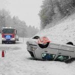 The cold weather brought with it traffic problems and collisions. Two people were injured in Oberpfalz, after their car skidded off the road.Photo: Photo: DPA