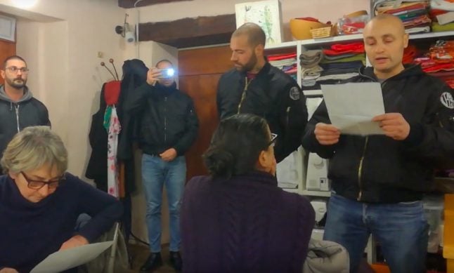 VIDEO: Italian neo-Nazis interrupt volunteers’ meeting to bemoan migrant ‘invasion’