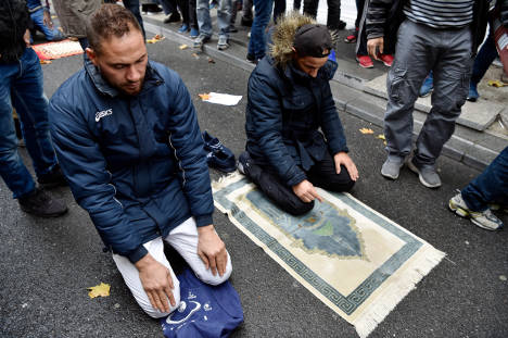 France to block Muslim street prayers in Paris suburb