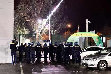 Four police hurt in clashes with Saint-Etienne ultras