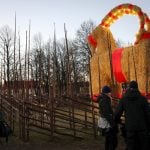 Sweden’s Christmas miracle! Gävle straw goat survives