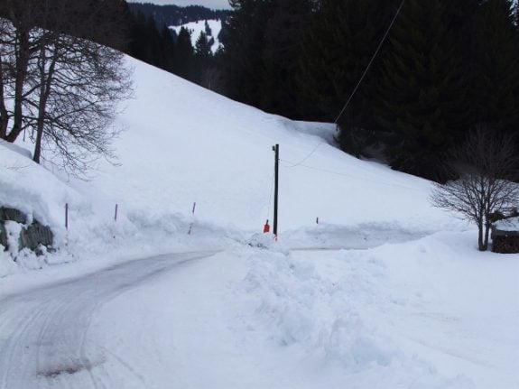 Man injured as toboggan collides with bus in Graubünden