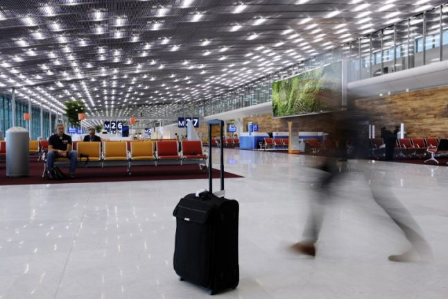 The story of the homeless man who disappeared with half a million euros from a Paris airport