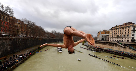 Romans brave chilly Tiber for New Year plunge