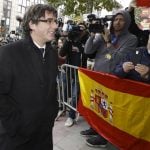 VIDEO: This is what Puigdemont did when presented with a Spanish flag in Denmark
