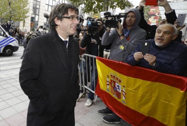 VIDEO: This is what Puigdemont did when presented with a Spanish flag in Denmark