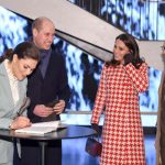 The royals writing in the guestbook. Photo: Henrik Montgomery/TT