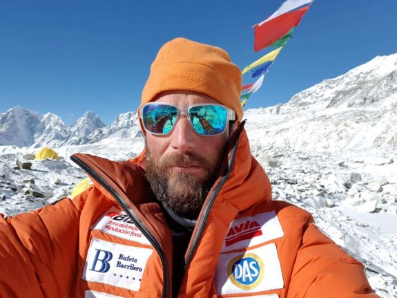 Spanish climber calls off winter Everest summit bid