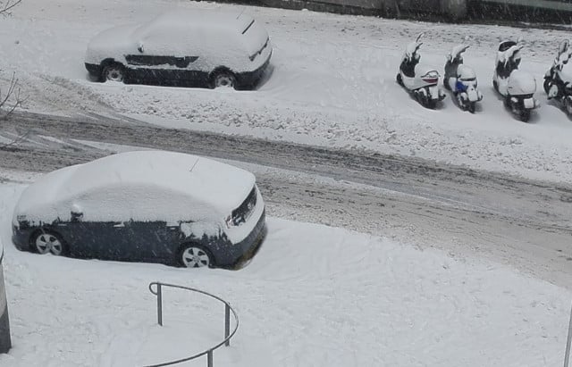 Heavy snow causes problems for Geneva airport, roads and rails