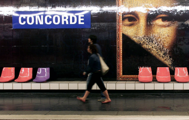 Paris Metro staff fine pregnant woman for walking wrong way