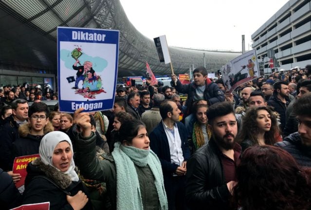 Kurdish protesters clash with police at Düsseldorf airport
