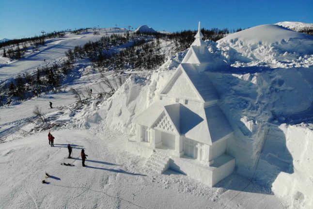 Chinese artists build ice church on Norwegian ski slope
