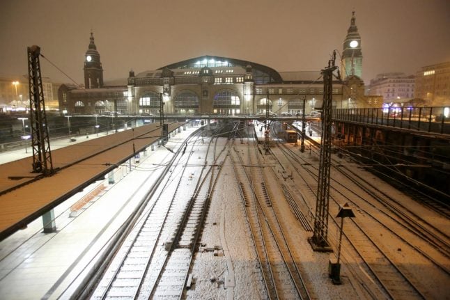 Thick snowfall brings severe travel restrictions to Hamburg