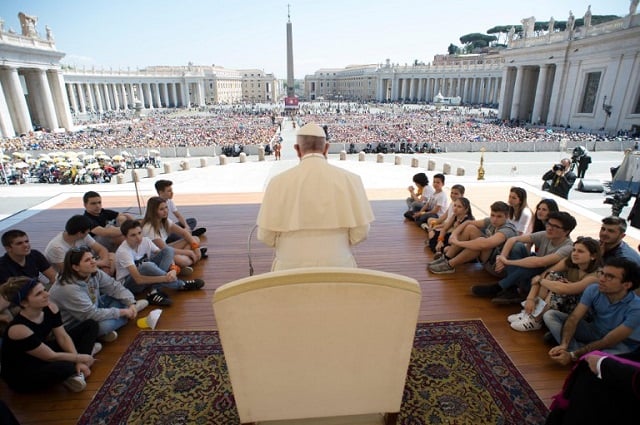 Pope gives out 3,000 ice creams to Rome's poor and homeless