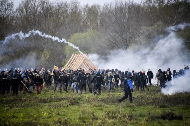 Fresh clashes as anti-capitalists attempt to rebuild French protest camp