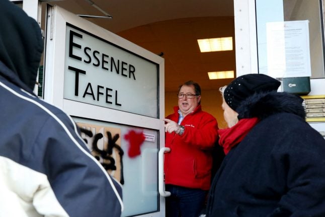 Food bank in Essen reopens doors to migrants