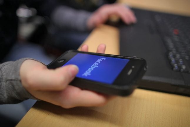 Users should be able to message from Facebook to Twitter like with phone companies: German MP