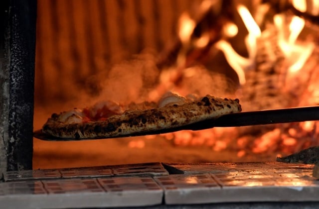 Naples' most famous pizzeria opens second Rome location
