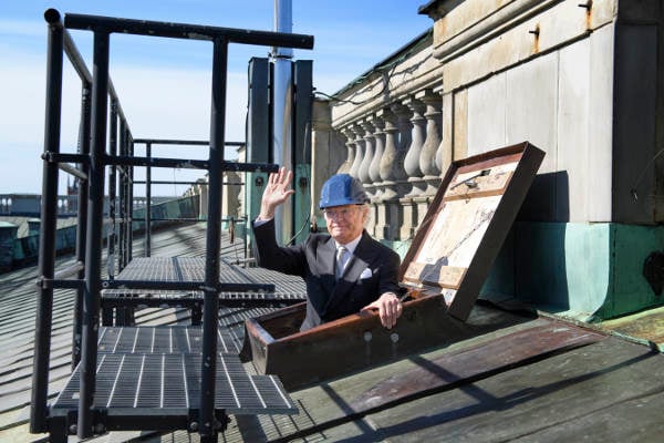 IN PICTURES: Sweden’s King installs solar cells on the roof of Stockholm’s Royal Palace