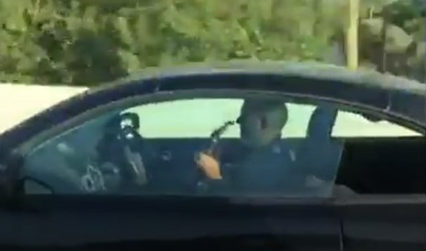VIDEO: Driver filmed playing guitar at the wheel on Mallorca motorway sought by police