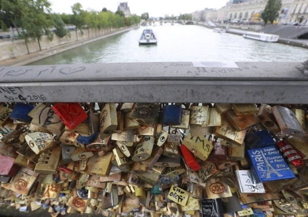 Paris won't fine 'love lock' lovebirds...but struggles to solve problem