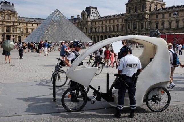 Paris: Pickpocket gang charged over €3million worth of thefts at tourist sites