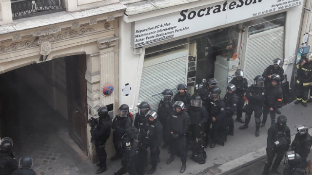 Police arrest gunman who doused hostage in petrol in Paris