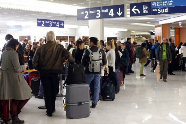 Why are French airports leaving passengers unsatisfied?
