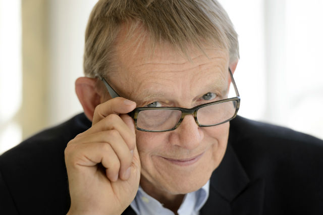 Bill Gates gives Rosling book to all US college grads