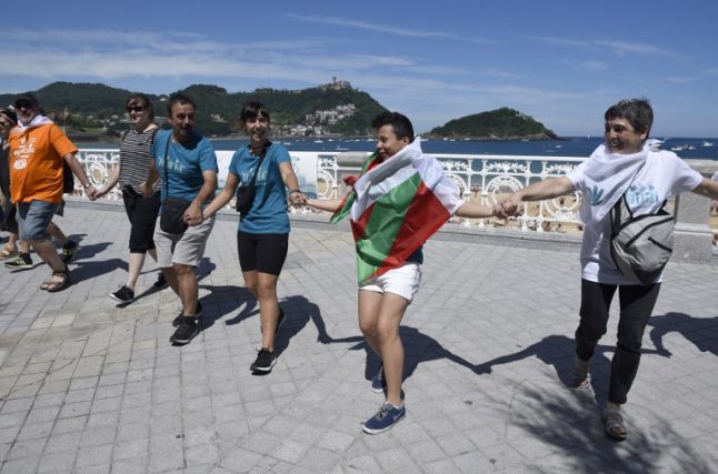 Basques form human chain for Basque independence vote