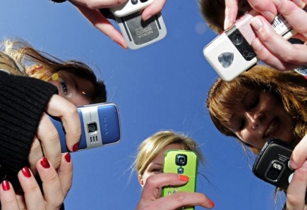 France gives green light to mobile phone ban in schools