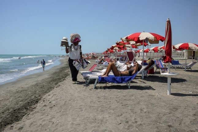 Beachgoers in Italy to be fined up to €7,000 for buying counterfeit goods from illegal vendors