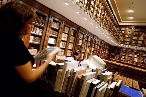 Spain's dictionary society is giving away hundreds of unsold paper copies