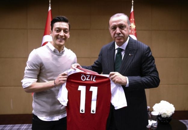 Özil defends controversial picture with Turkish President Erdogan