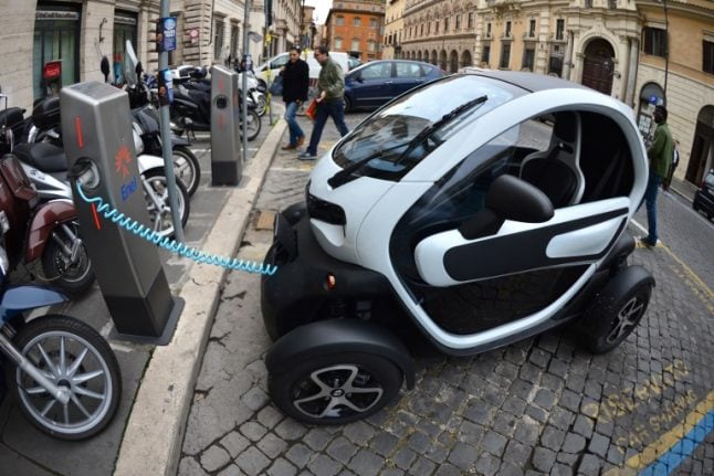 Renault to launch new electric car-sharing service in Paris