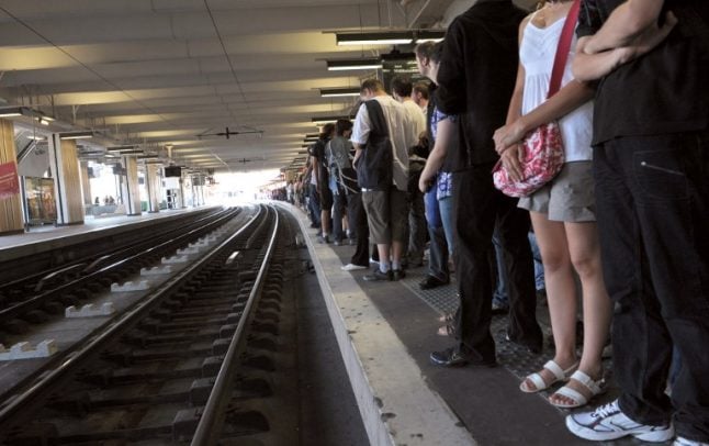Roasting Paris commuters complain of ’43C temperatures’ on packed RER trains