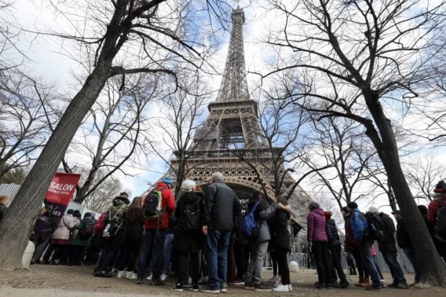 Eiffel tower reopens after strike but problem of long queues remains