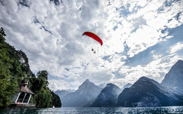 Paraglider jumps into Lake Lucerne (and injures himself) ahead of Red Bull Cliff Diving World Series Swiss event