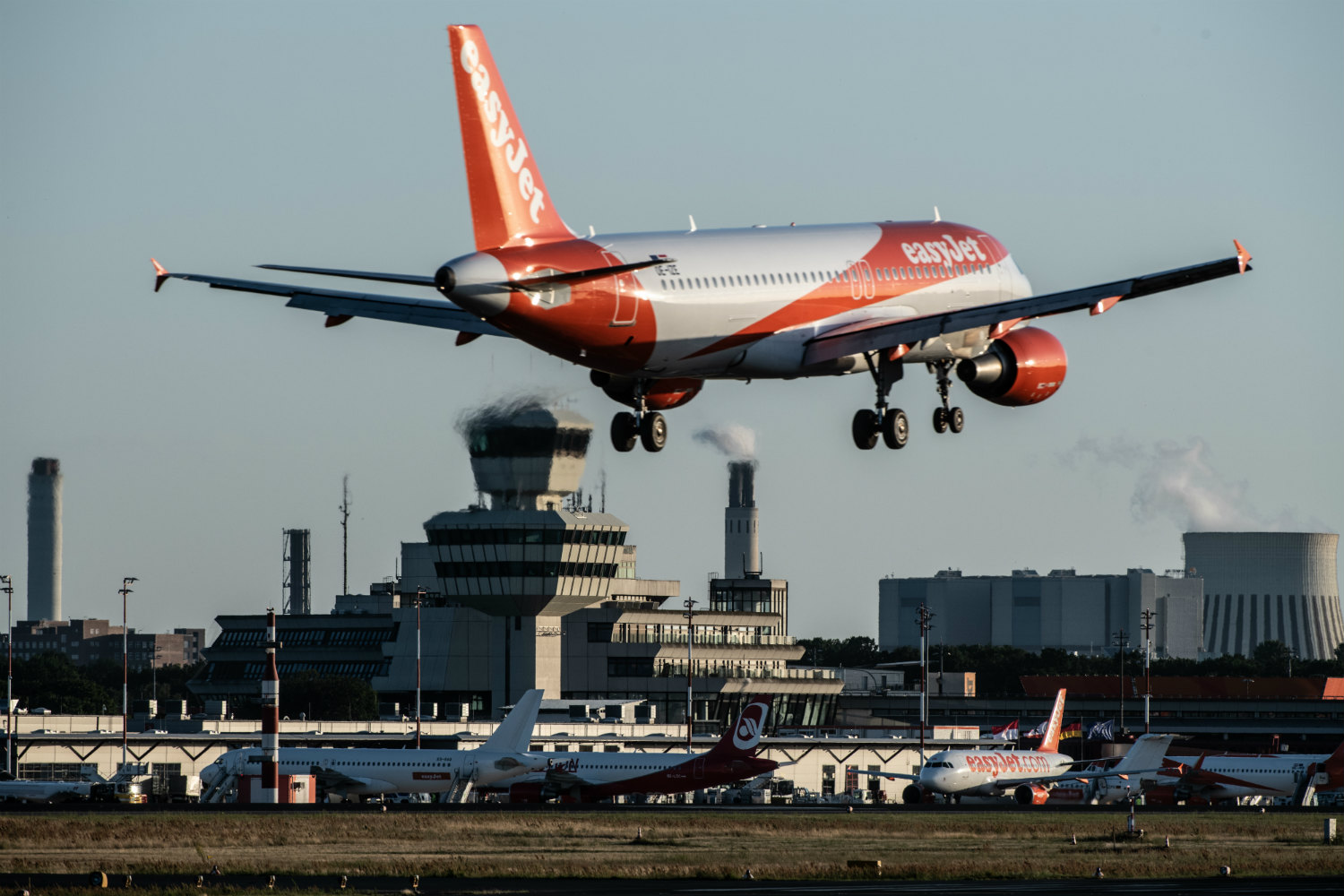 Easyjet flight transports passengers from Berlin to Berlin in 80 minutes