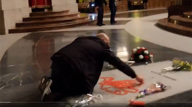 Video: Man spray-paints ‘freedom’ on Spanish dictator’s disputed tomb