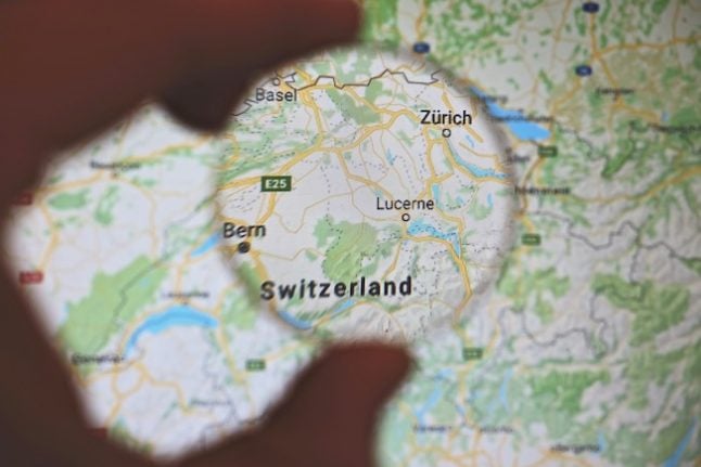 Glance around Switzerland: Bodybuilding politicians and towing tanks