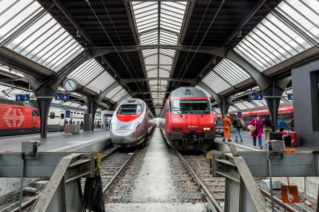 Fewer ticket machines in future on Swiss rail network as digital sales boom