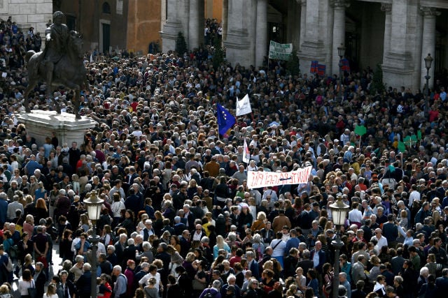 Thousands protest over Rome's decline